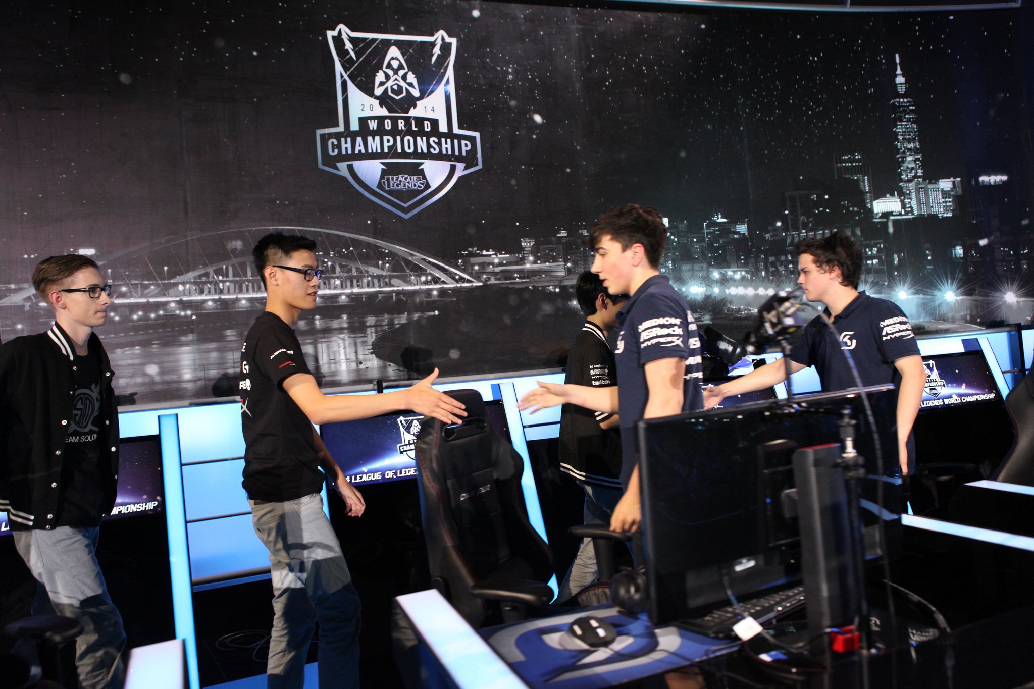 2025年英雄联盟全球总决赛举办地预测：拳头游戏将如何选择电竞氛围浓厚的城市？官方公告即将发布